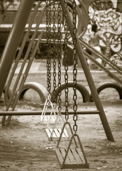 Swing-set på lekplats — Stockfoto