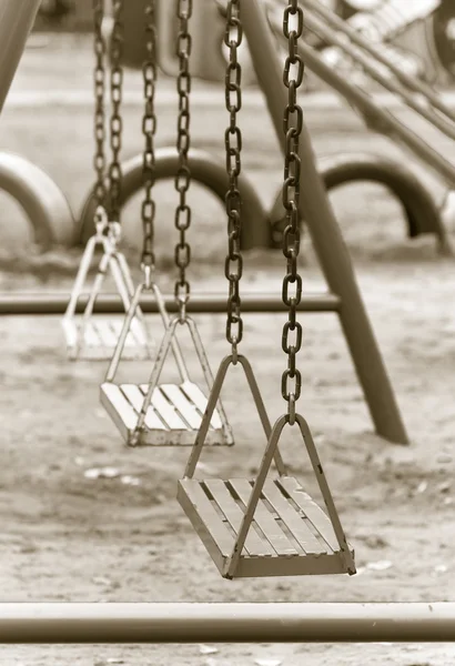 Swing-set på lekplats — Stockfoto