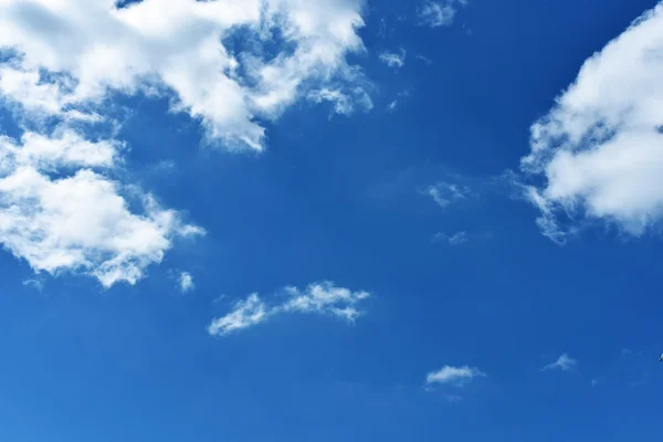 小さな雲と青空の背景 — ストック写真