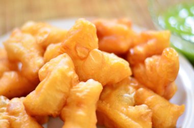 derin yağda kızartılmış hamur sopa ve buğulanmış muhallebi