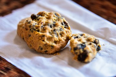 Çikolata parçacıklı kurabiye.