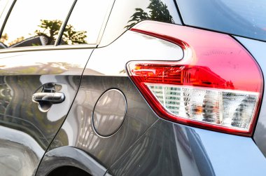 Bir arabanın arka yüzü