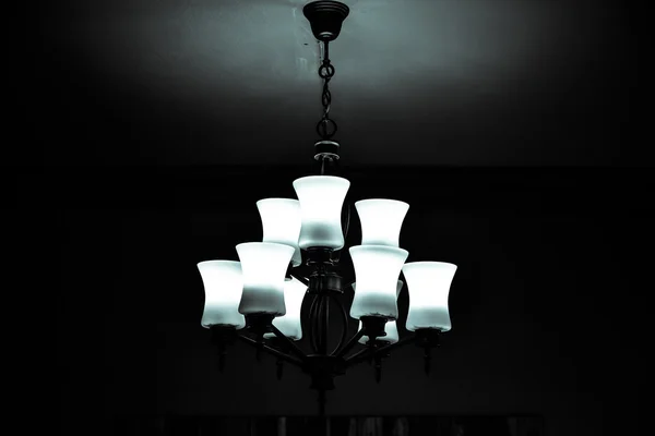 Hermosa lámpara de araña vintage —  Fotos de Stock