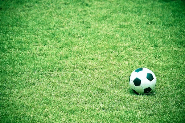 Ballon de football sur le terrain de football — Photo