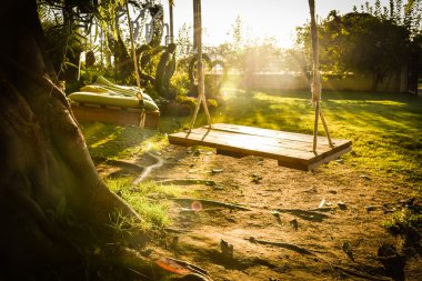 Bahçesi salıncak günbatımı