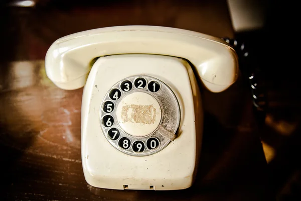 Старый винтажный телефон — стоковое фото