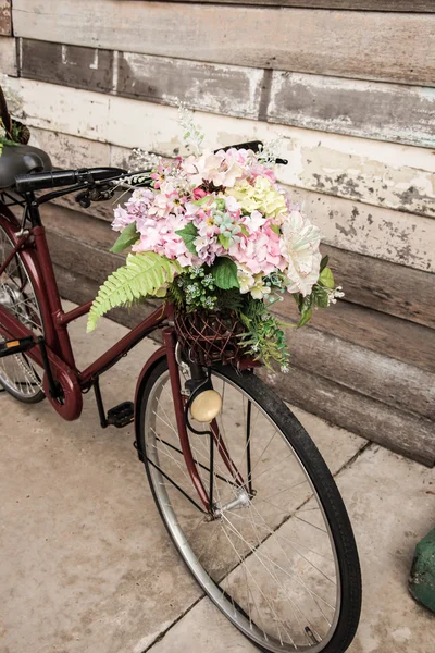 Panier de fleurs vélo — Photo