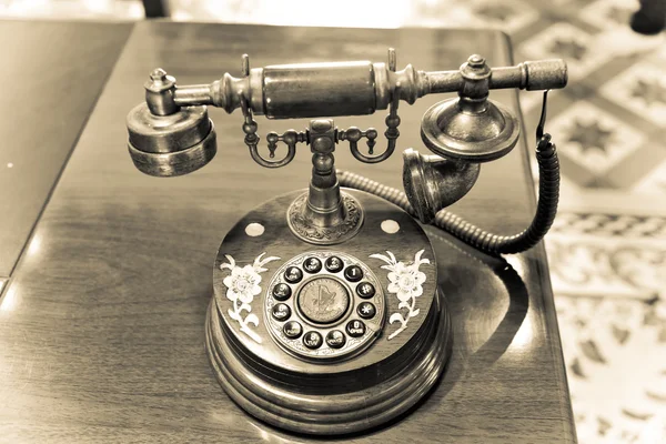 Старый винтажный телефон — стоковое фото