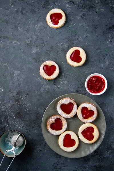 Biscoitos Forro Redondos Com Corações Engarrafamento Vermelhos Uma Chapa Cinza — Fotografia de Stock