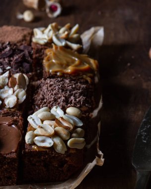 Fıstıklı ve karamelli çikolatalı pastalar, yakın plan..