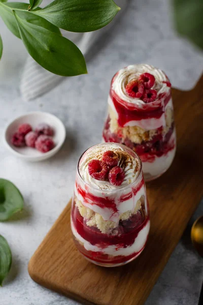 Trifle Copos Vidro Com Framboesas Chantilly Uma Mesa Uma Tábua — Fotografia de Stock