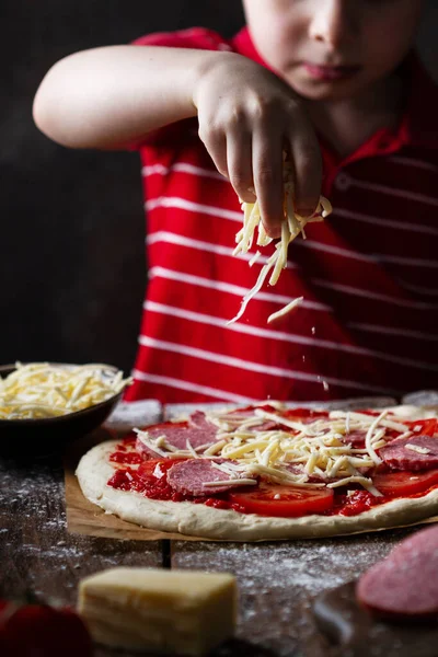 Ręka Dla Dzieci Nalewa Ser Przygotowuje Pizzę Kuchni Zbliżenie — Zdjęcie stockowe