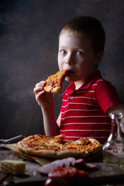 Çocuk pizzayı denediğinde hazırlıksız yakalandı, sessizce yemek istedi, yakalandı.