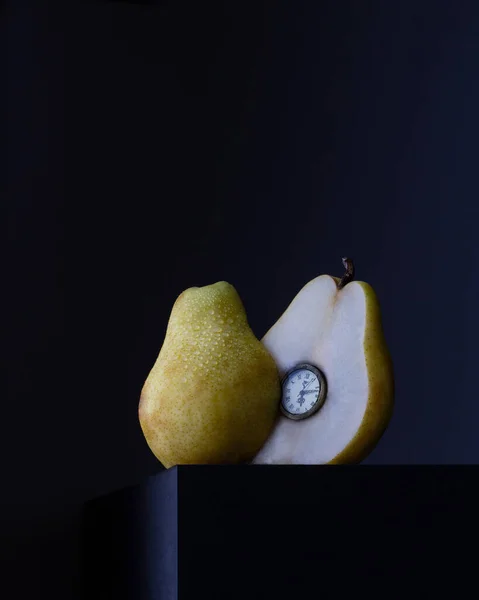 Konzeptfoto Die Zeit Liegt Wohnzimmer Eine Frucht Mit Uhr Eine — Stockfoto