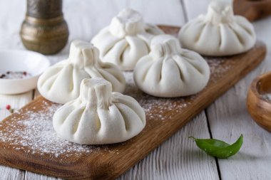 Donmuş hamur ve et khinkali, donmuş, çiğ, hazır gıda, yarı bitmiş ürün.