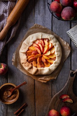 Tahta bir masada şeftalili bisküvi pişirmek eski köy tahtalarından, genel plan, üst manzara
