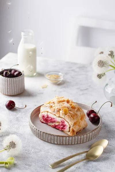 Rolo Merengue Com Cerejas Uma Chapa Uma Mesa Cinza Buquê — Fotografia de Stock