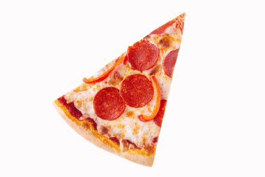 Beyaz arka planda peperroni olan bir dilim pizza, izole et.