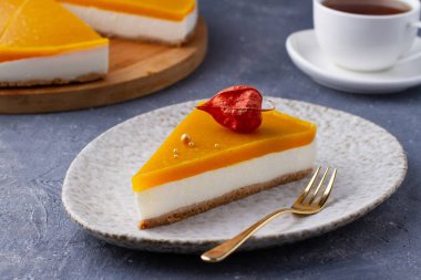 Bir dilim sonbahar turtası, yakın plan bir tabakta balkabağı ve physalis.