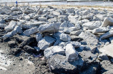 Şehirdeki kaldırımın yeniden inşası.