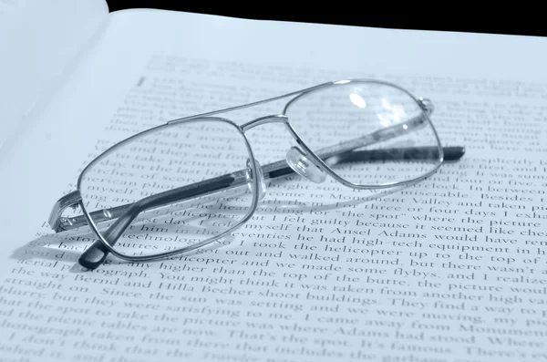 The book and glasses — Stock Photo, Image