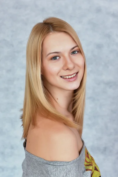 Portrait of young woman — Stock Photo, Image