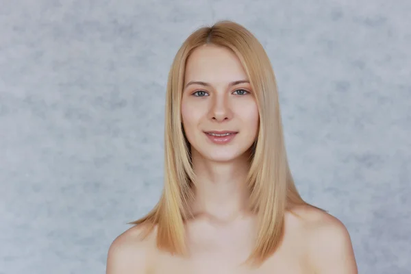 Portrait of young woman — Stock Photo, Image