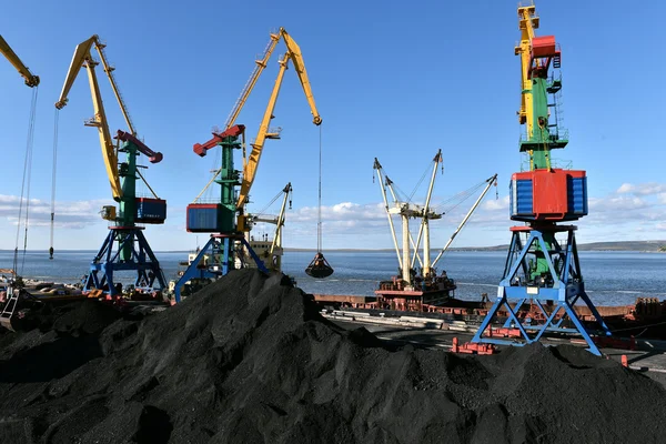 Coal shipment  in the seaport — Stock Photo, Image