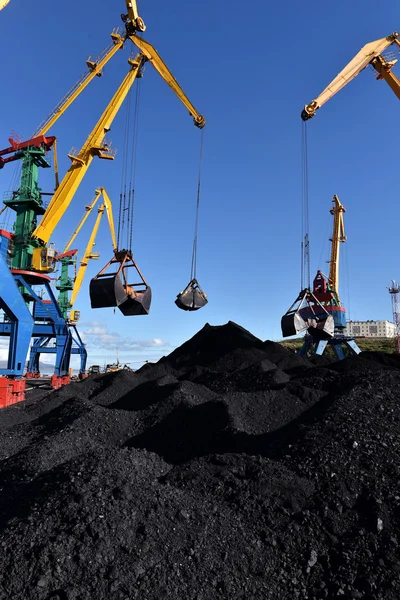 Kohletransport im Seehafen — Stockfoto