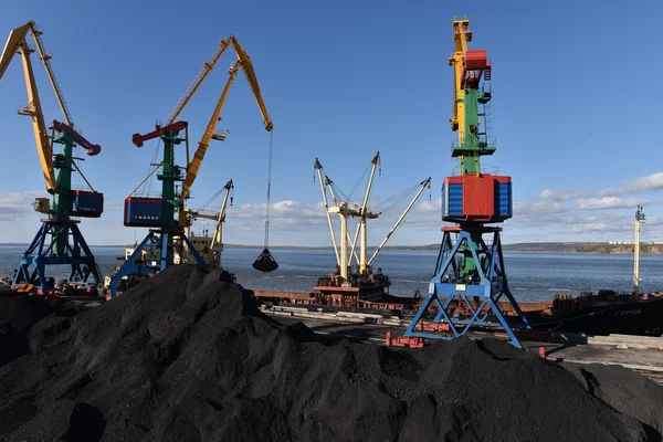 Verzending van de kolen in de zeehaven Rechtenvrije Stockafbeeldingen