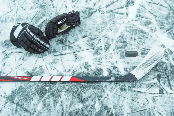 Hockeyspelare Med Pinne Och Puck Isen — Stockfoto