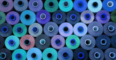 Çoklu renkli ipliklere sahip makaralar.