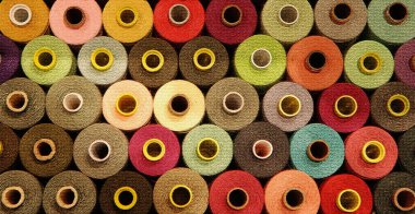Çoklu renkli ipliklere sahip makaralar.