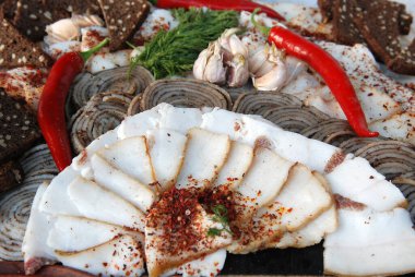 Türlü domuz yağı, sarımsak, ekmek ve acı biber..