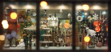 Yeni yıl gösterisi, sokağın kenarından yılbaşı hediyeleri..