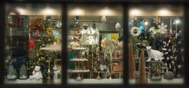 Yeni yıl gösterisi, sokağın kenarından yılbaşı hediyeleri..