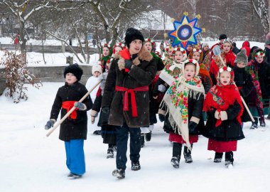 Noel kutlaması. Ukrayna halk geleneklerine göre, Ukrayna kostümlü köy çocukları Noel şarkıları söylüyor, her evde yeni yılda mutluluğu çağırıyorlar KIEV, UKRAINE 