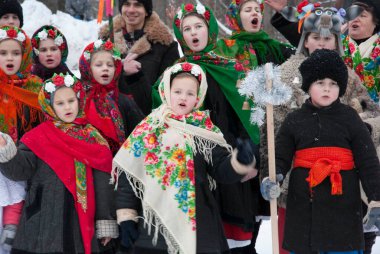  Noel kutlaması. Ukrayna halk geleneklerine göre, Ukrayna kostümlü köy çocukları Noel şarkıları söylüyor, her yeni yılda KIEV, UKRAINE