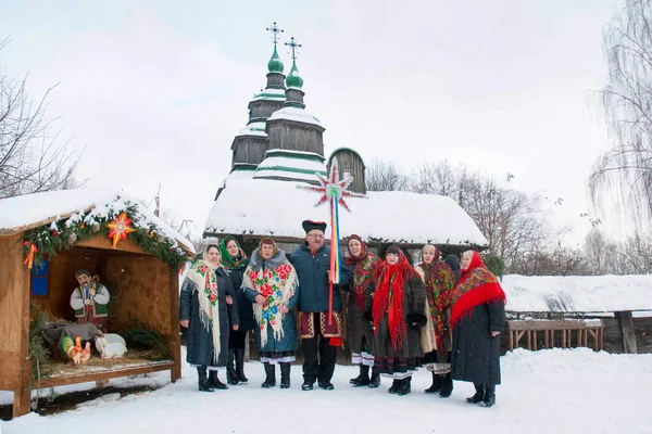 Weihnachtsfeier Nach Ukrainischer Volkstümlicher Tradition Kamen Die Dorfbewohner Tracht Heraus — Stockfoto