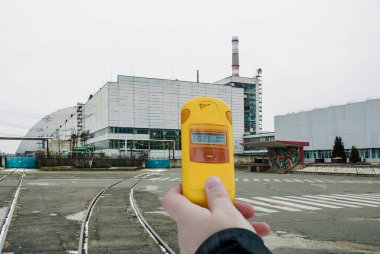 Çernobil nükleer santrali. Elinde dozimetre, radyasyon kontrolü.. 