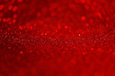 Pırıl pırıl parıldayan, pırıl pırıl bir kırmızı yüzey parıl parlıyor.