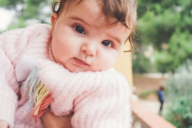 Babası küçük kızına sarılıyor.