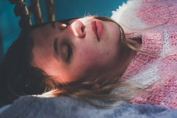 Retrato Uma Jovem Mulher Com Rosto Atravessado Por Sol — Fotografia de Stock