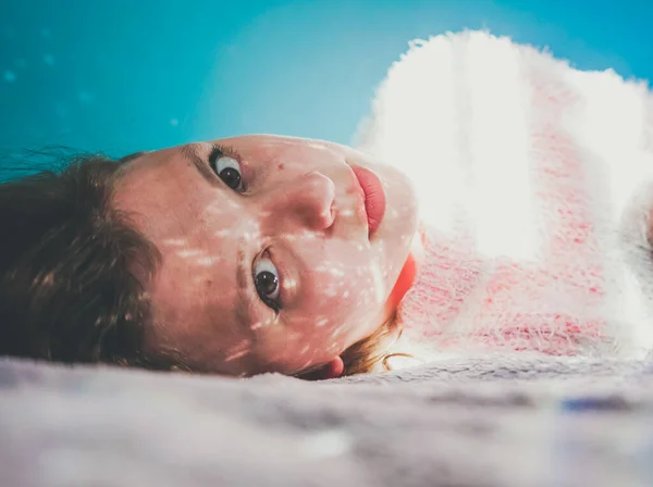 Retrato Uma Jovem Mulher Com Rosto Atravessado Por Sol — Fotografia de Stock