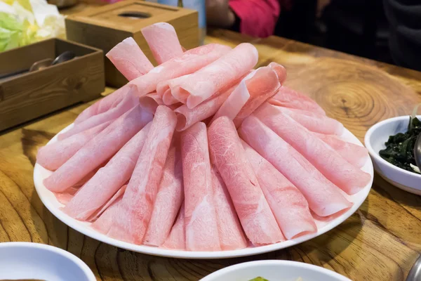Cerdo en rodajas en el plato . —  Fotos de Stock