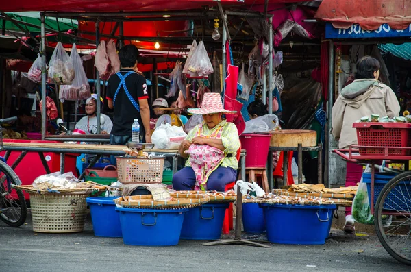 Der Handel auf dem Markt von Singburi. — Stockfoto