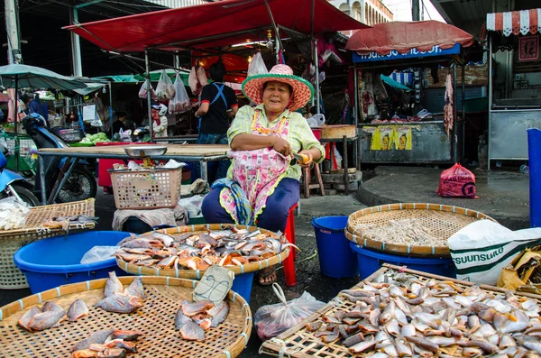 Obchod na trhu Singburi. — Stock fotografie