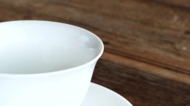 Çay çay fincanı içine.