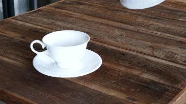 Çay çay fincanı içine.