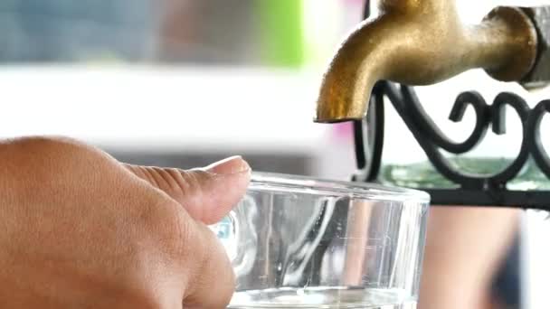 Συμπληρώνοντας νερό σε ποτήρι. — Αρχείο Βίντεο